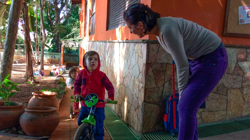 Desenvolvimento infantil conversas sobre uma mochila esquecida